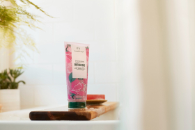 Piling za telo British Rose 200 ml - The Body Shop